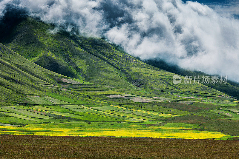 Piano Grande di Castelluccio(意大利)，绿色山丘上的村庄